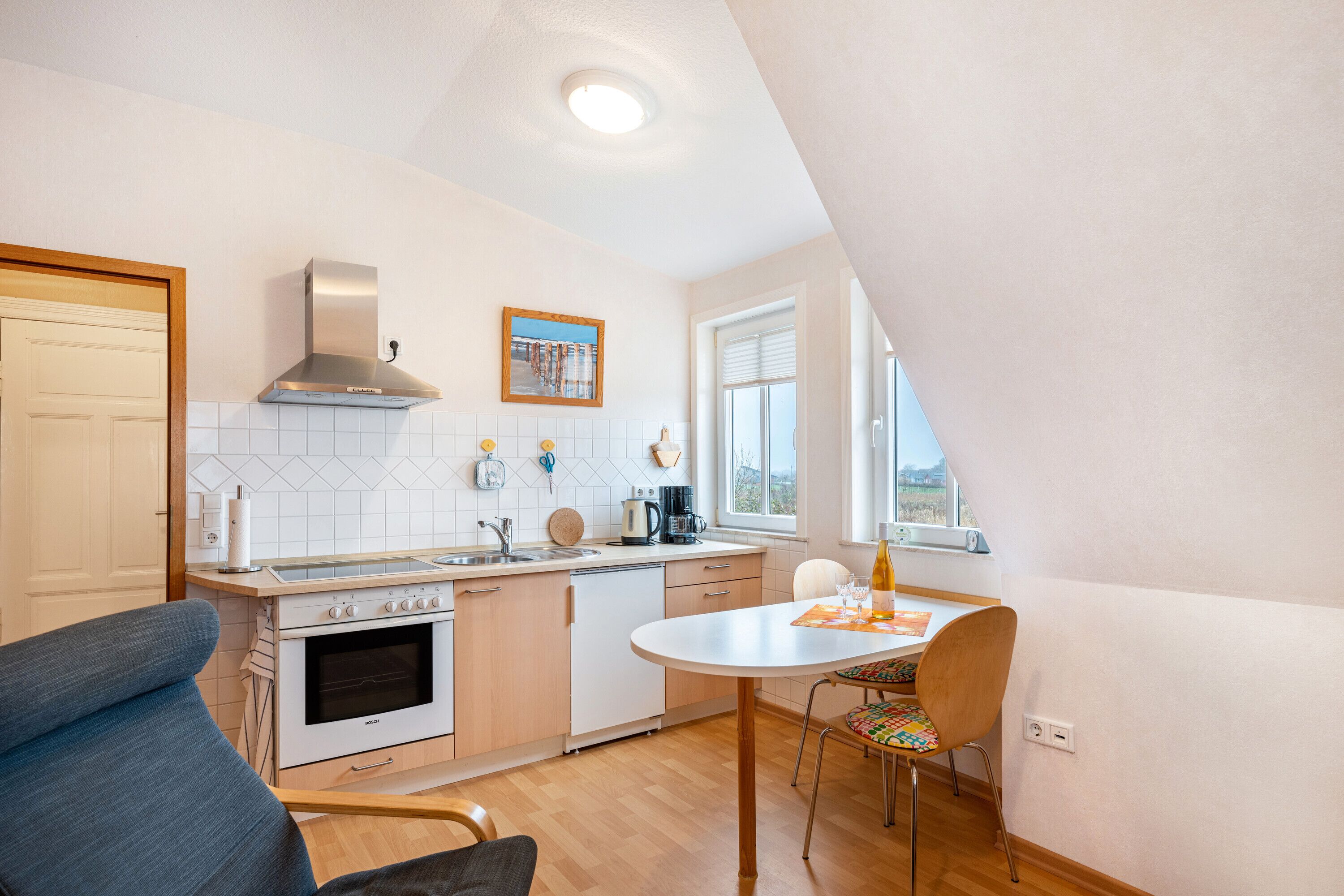 Kühlschrank, Ofen, Herdplatte, Wasserkocher mit Kaffee-/Teezubehör