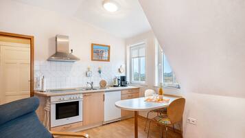 Kühlschrank, Ofen, Herdplatte, Wasserkocher mit Kaffee-/Teezubehör