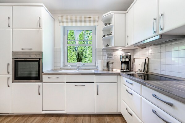 Kjøleskap, mikrobølgeovn, ovn og kokeplater