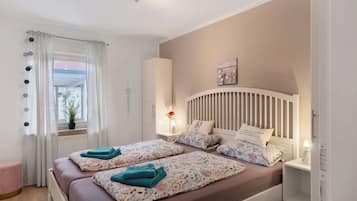 2 bedrooms, iron/ironing board, free WiFi, bed sheets