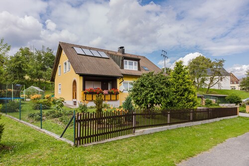 Ferienwohnung "Bächer" mit Gemeinschaftsgarten, Balkon und Wi-Fi