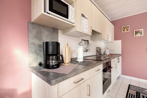 Fridge, microwave, oven, stovetop - Apartment 'Bi Tiessens To Hus' with Private Terrace, Shared Garden and Wi-Fi (Arkebek)