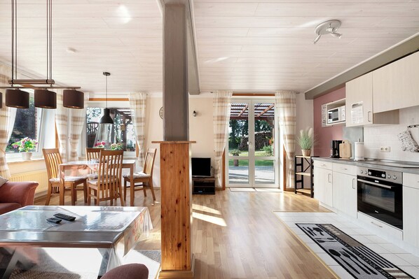 Fridge, microwave, oven, stovetop - Apartment 'Bi Tiessens To Hus' with Private Terrace, Shared Garden and Wi-Fi (Arkebek)