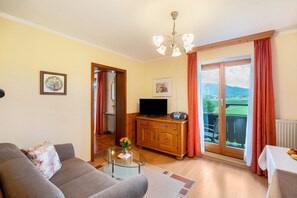 TV, stereo - Apartment 'Ferienwohnung 3' with Mountain View, Shared Garden and Wi-Fi (Grassau)