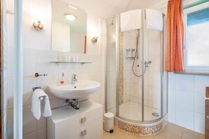 Dusche, Haartrockner, Handtücher