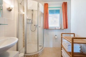 Shower, hair dryer, towels - Apartment 'Ferienwohnung 3' with Mountain View, Shared Garden and Wi-Fi (Grassau)