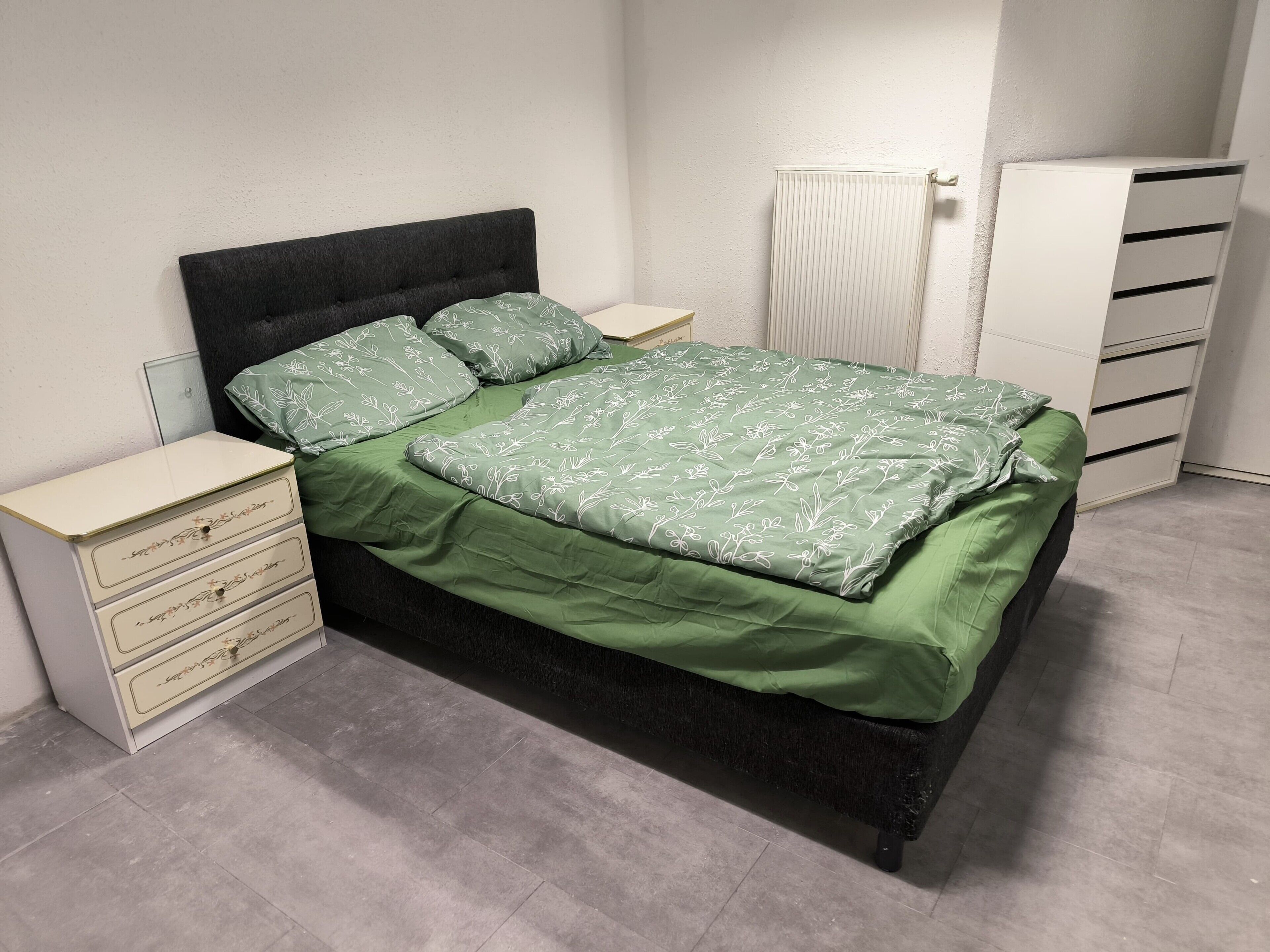 2 Schlafzimmer, Schreibtisch, Bettwäsche