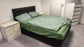 2 Schlafzimmer, Schreibtisch, Bettwäsche