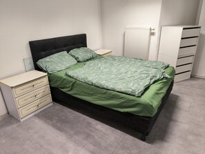 2 bedrooms, desk, bed sheets