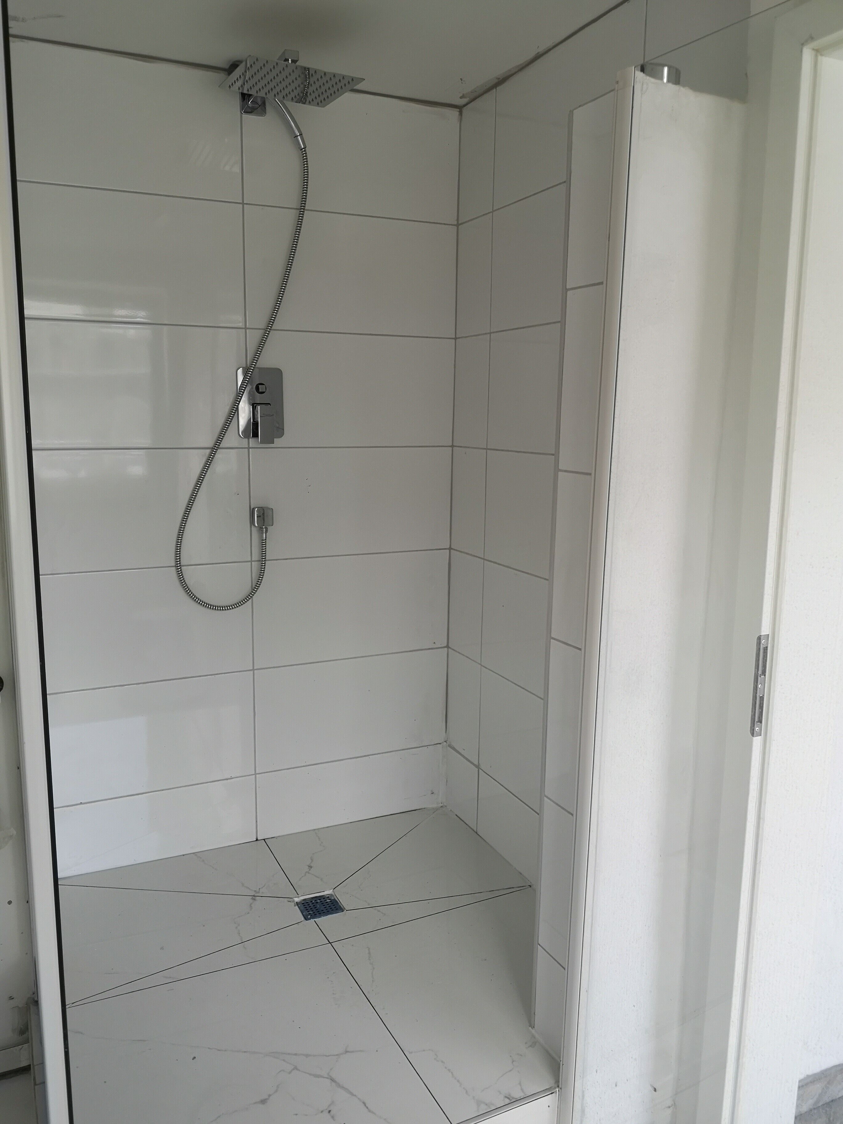 Dusche, kostenlose Toilettenartikel, Handtücher