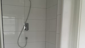 A small, tiled shower room with a showerhead and hose. - Apartment in Krumbach with Shared Terrace (Krumbach (Schwaben))