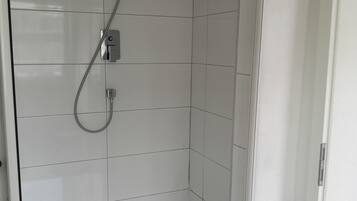 Dusche, kostenlose Toilettenartikel, Handtücher