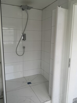 Shower, free toiletries, towels