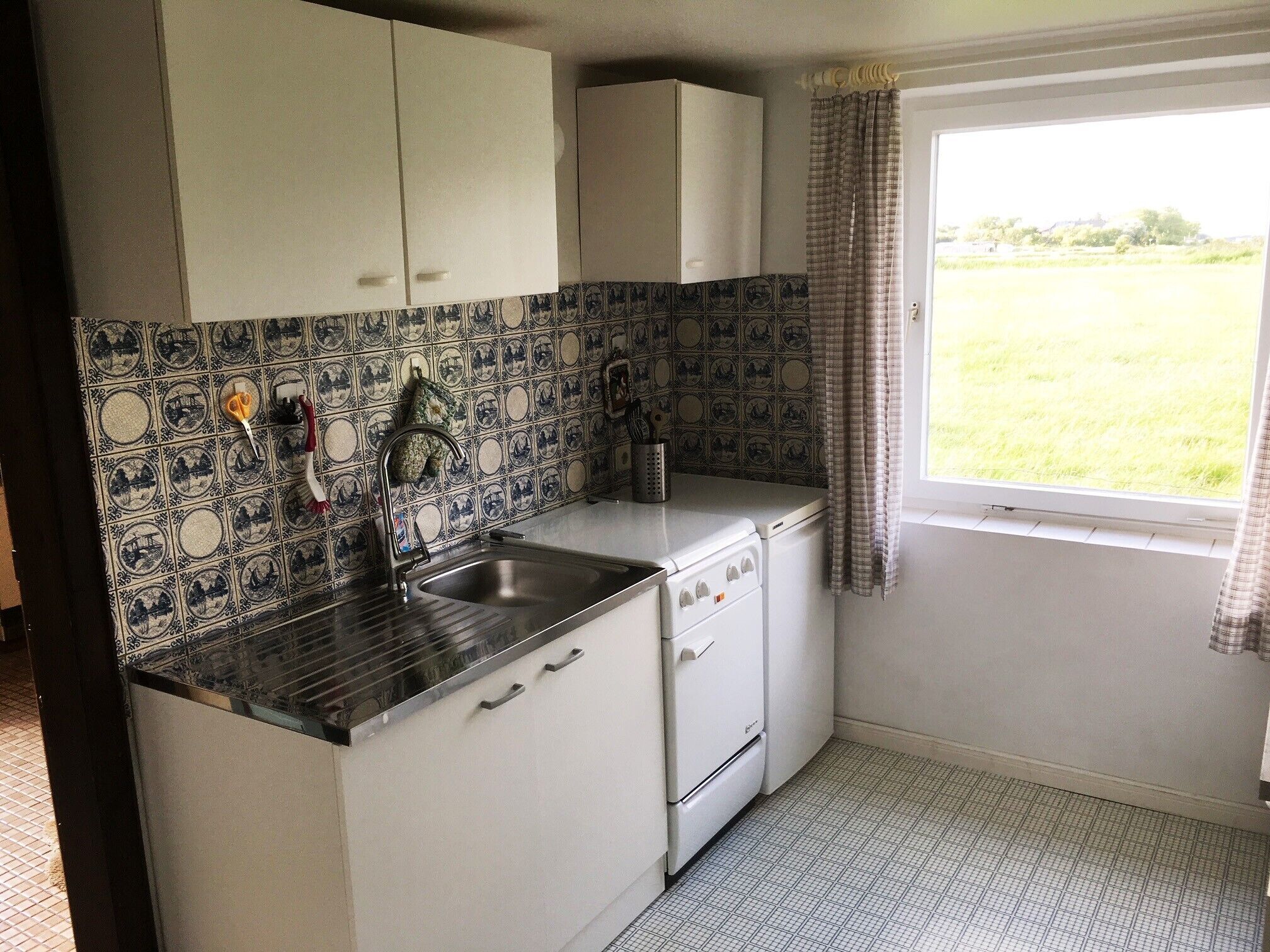 Een koelkast, een oven, een kookplaat, een koffiezetapparaat/waterkoker
