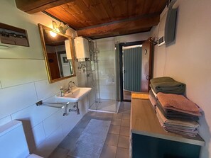 Shower, towels - Holiday Home 'Südfeddersbüll' with Shared Garden and Wi-Fi (Emmelsbüll-Horsbüll)