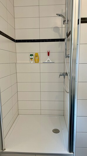 Dusche, Haartrockner, Handtücher