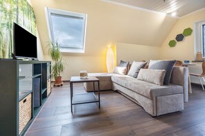 TV - Apartment 'Panoramablick' with Private Terrace, Shared Garden and Wi-Fi (Bad Münder am Deister)