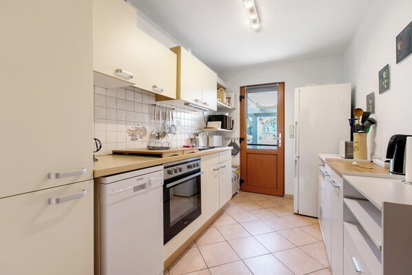 ثلاجة، ميكروويف، فرن، موقد طهي مسطح