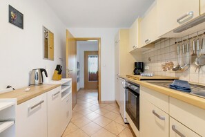 Een koelkast, een magnetron, een oven, een kookplaat