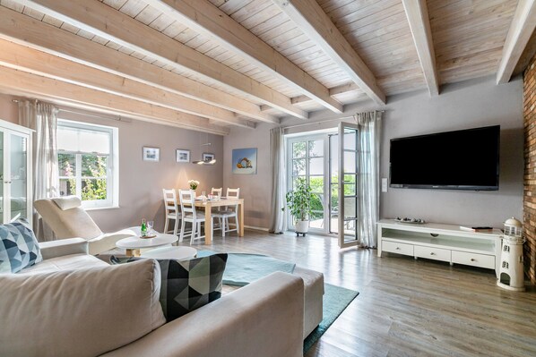 Fernseher, Tischtennisplatte