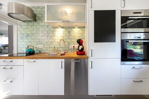 Fridge, microwave, oven, stovetop - Apartment 'Ferienwohnung Nordfriesland' with Wi-Fi (Niebüll)
