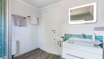 Bruser, hårtørrer, håndklæder