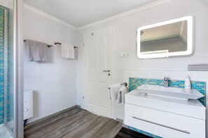 Suihku, hiustenkuivaaja, pyyhkeet