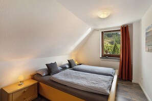1 bedroom, free WiFi, bed sheets - Apartment 'Fewo D - Iberg' with Mountain View, Shared Garden and Wi-Fi (Willingen (Upland))