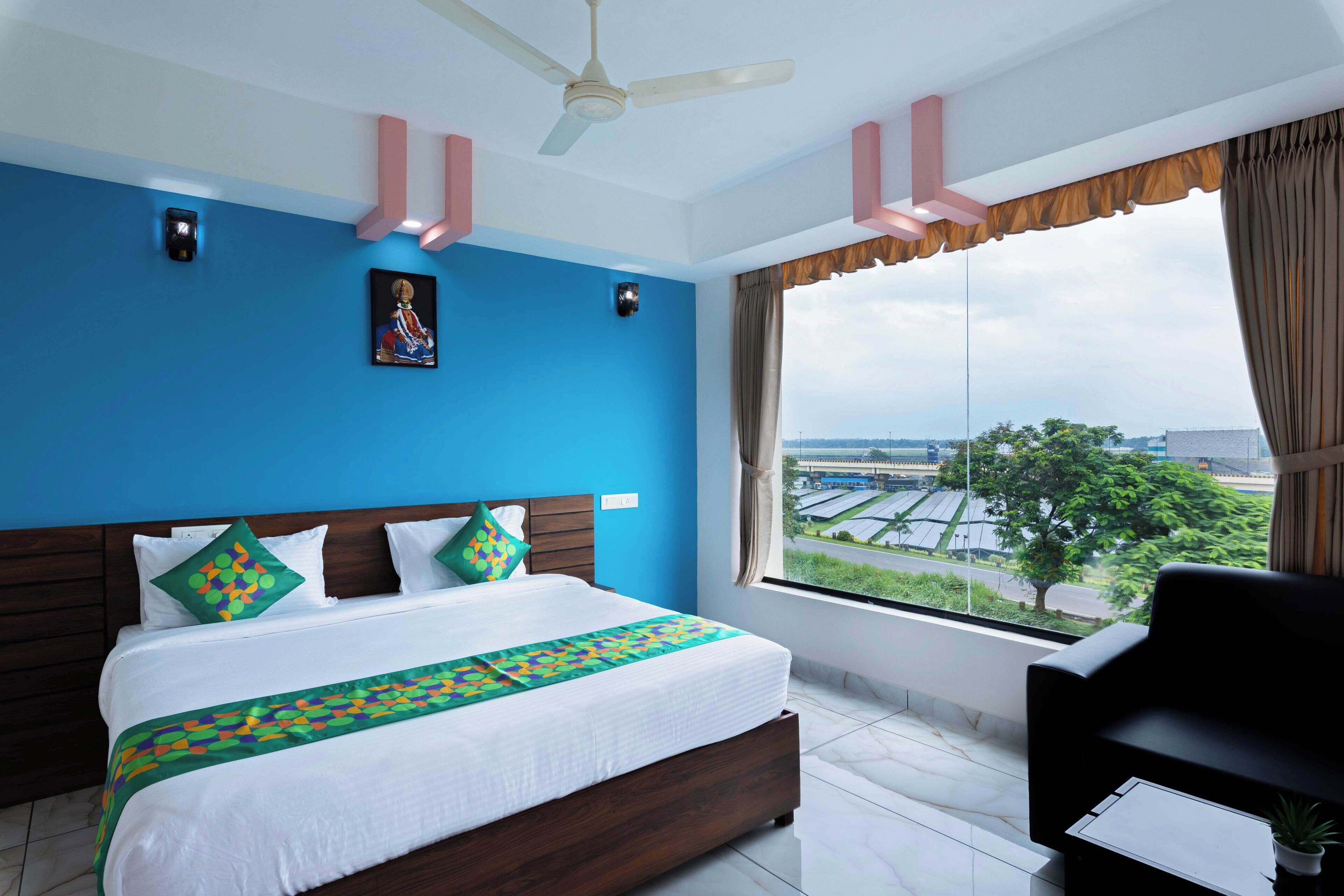 Habitación Deluxe doble | Escritorio, cortinas opacas, tabla de planchar con plancha