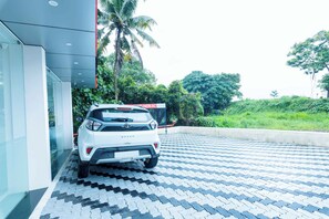 Free self parking - Treebo Airsuit (Aluva)