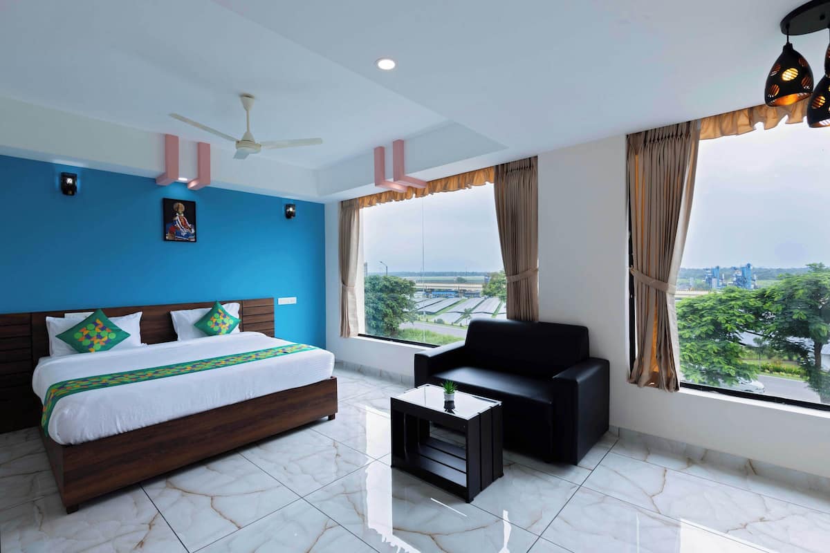 Deluxe Double Room | Desk, blackout drapes, iron/ironing board, bed sheets