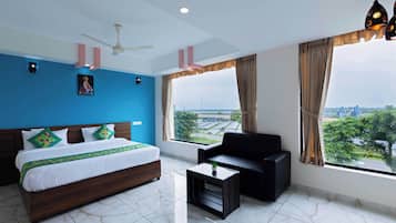 Quarto casal luxo | Escrivaninha, cortinas blackout, ferros/tábuas de passar roupa