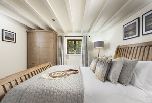1 bedroom, iron/ironing board, travel crib, WiFi - Quaint and cosy, this reverse layout barn conversion exudes original charm and ultimate luxury. Quin (Camborne)