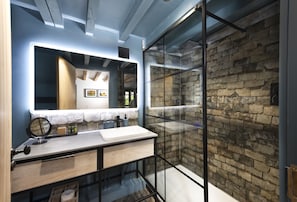 Shower, hair dryer, towels - Quaint and cosy, this reverse layout barn conversion exudes original charm and ultimate luxury. Quin (Camborne)