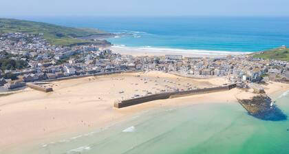 Quaint and cosy, this reverse layout barn conversion exudes original charm and ultimate luxury. Quin