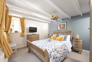 1 bedroom, iron/ironing board, WiFi, bed sheets - Retreat to somewhere utterly spellbinding - This charming 17th Century former farm cottage oozes pea (Camborne)