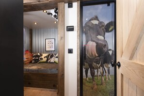 2 bedrooms, iron/ironing board, travel cot, WiFi - Celebrating the unique, whilst being inspired by its traditional roots, this former farm dairy shed (Camborne)