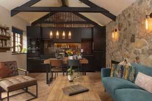 Smart-tv, böcker och en stereo