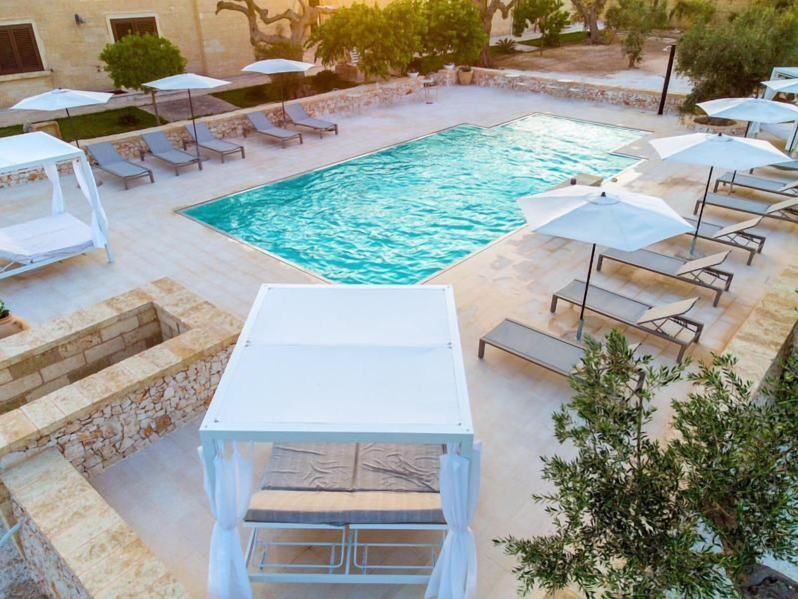 Una piscina al aire libre