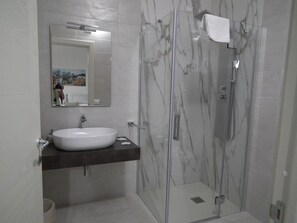 Standard Triple Room | Bathroom