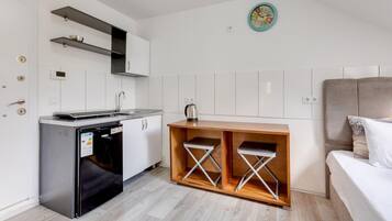 Kühlschrank, Herdplatte, Wasserkocher mit Kaffee-/Teezubehör