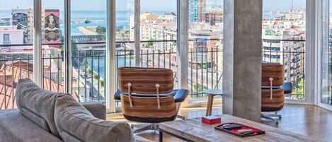 Căn hộ Superior, 2 phòng ngủ, quang cảnh vịnh | Khu phòng khách | TV LCD 50-inch có truyền hình cáp