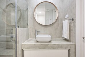 Superior Apartment, 2 Bedrooms, Bay View | Bathroom | Shower, hair dryer, towels, soap - Solaga - Linaje (Málaga)