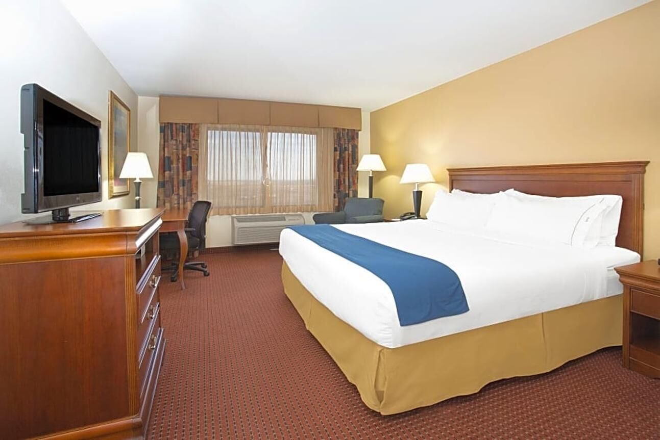Less than a minutes’ drive from Interstate 25, this Las Vegas ...