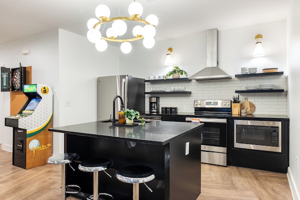 Refrigerador, microondas, horno y parrilla de estufa 