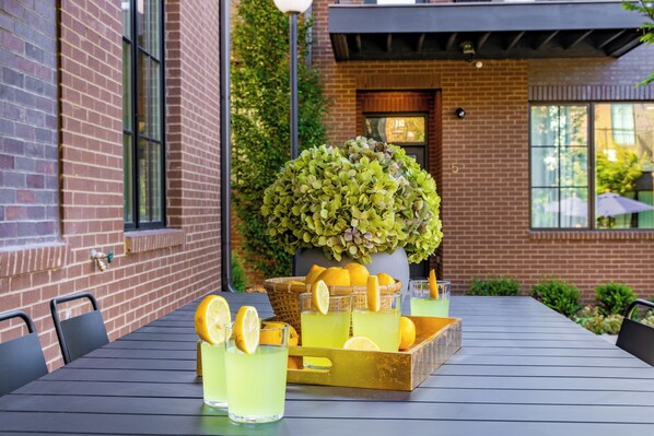 Outdoor dining - The Magnolia #8 by AvantStay | Downtown + Balcony (Nashville)