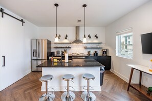 Frigorífico, microondas, horno y placa de cocina