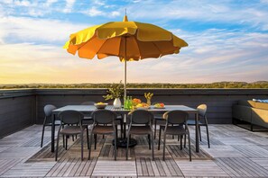 Outdoor dining - Carter #504 by AvantStay | Mins to Downtown (Nashville)