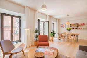 Deluxe appartement, 1 queensize bed met slaapbank | Woonruimte | Een 50-inch lcd-televisie met kabelzenders