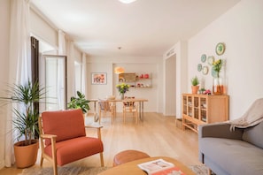 Deluxe appartement, 1 queensize bed met slaapbank | Woonruimte | Een 50-inch lcd-televisie met kabelzenders